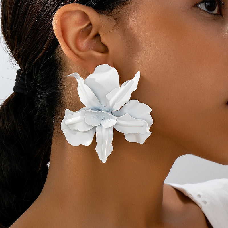 A Pair of Women's Earrings, Exaggerated Stereo Flowers, Earrings and Jewelry Available in Various Colors, Suitable for Daily Wear and Gift Giving