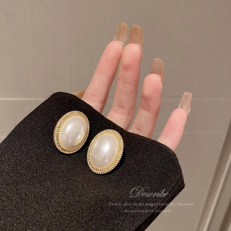 Vonmoos Temperament Pearls Earrings Lady Retro Oval Pearl Earrings Hoop Elegant Design Ear Rings Luxury Jewelry