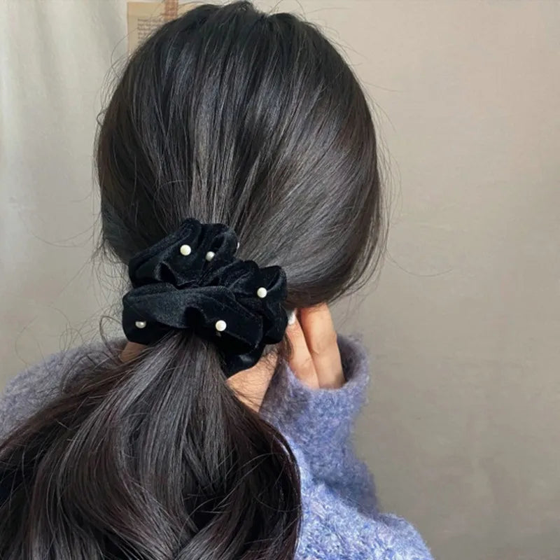 Fashion Women Black Velvet Hair Scrunchies Vintage Pearl Elastic Hair Bands Elegant Hair Ties Simple Ponytail Holder Head Bands