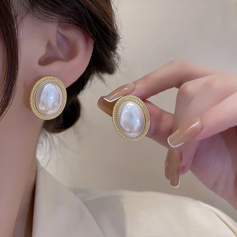 Vonmoos Temperament Pearls Earrings Lady Retro Oval Pearl Earrings Hoop Elegant Design Ear Rings Luxury Jewelry