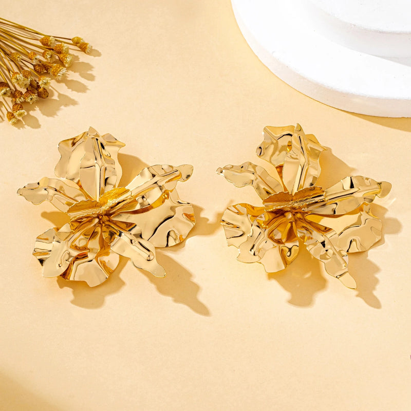 A Pair of Women's Earrings, Exaggerated Stereo Flowers, Earrings and Jewelry Available in Various Colors, Suitable for Daily Wear and Gift Giving