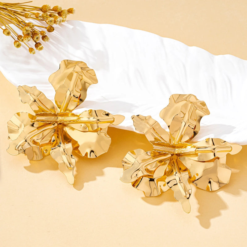 A Pair of Women's Earrings, Exaggerated Stereo Flowers, Earrings and Jewelry Available in Various Colors, Suitable for Daily Wear and Gift Giving