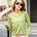 TuangBiang 2022 Frühling weibliche Slub Baumwolle V-Ausschnitt Langarm T-Shirt Frauen Edelstein Knöpfe Marineblau Tops Fashion Stitching T-Shirt