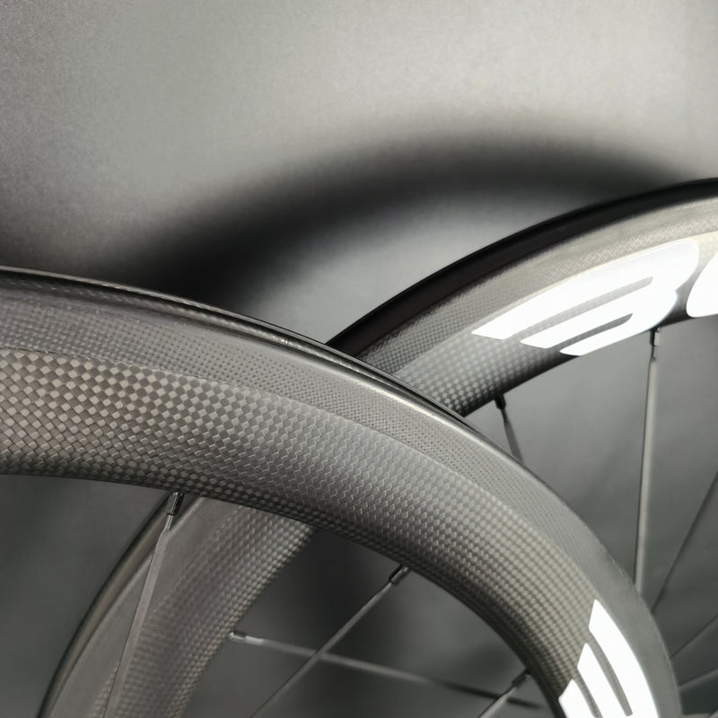 BOTY weiße Aufkleber 700C Rennrad leichte Carbonräder 50 mm Tiefe 25 mm Breite Drahtreifen/Schlauchfahrrad-Carbon-Laufradsatz mit R36-Nabe