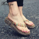 Neue Mode Sommer Stil Frauen Hausschuhe Med Ferse 4,5 cm Flip Flops Strand Keil Sandalen Regenbogen Riemen Plattform Keilschuhe