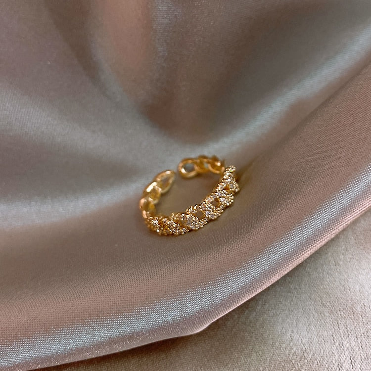 Koreanischer Modeschmuck exquisiter Kupfer eingelegter Zirkon hohler verdrehter Ring elegante Frauen Hochzeitsfeier Öffnung verstellbarer Ring