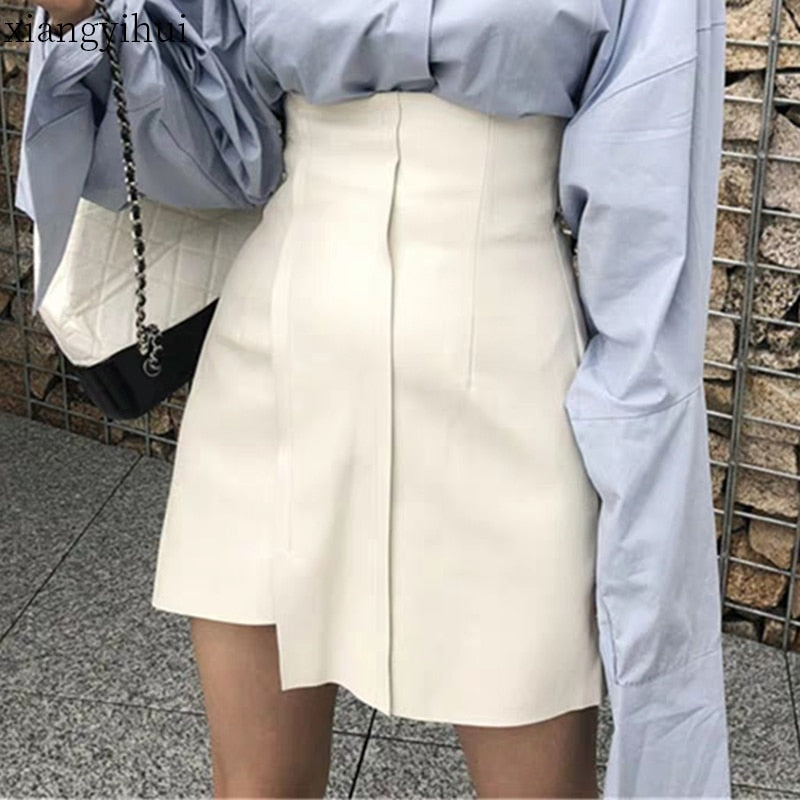 2020 neue Sommer-Frauen-Leder-Rock Pu-Leder-Schwarz-Weiß-hohe Taillen-kurze asymmetrische Rock-Frauen-Miniröcke weibliche Kleidung
