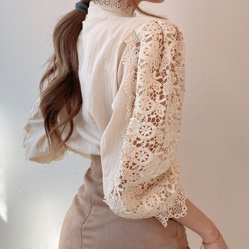 Blusa de encaje elegante coreana para mujer, camisa de retazos blanca, Tops ahuecados con botones, Blusas con cuello levantado de flores, Blusas con mangas de pétalos 12419