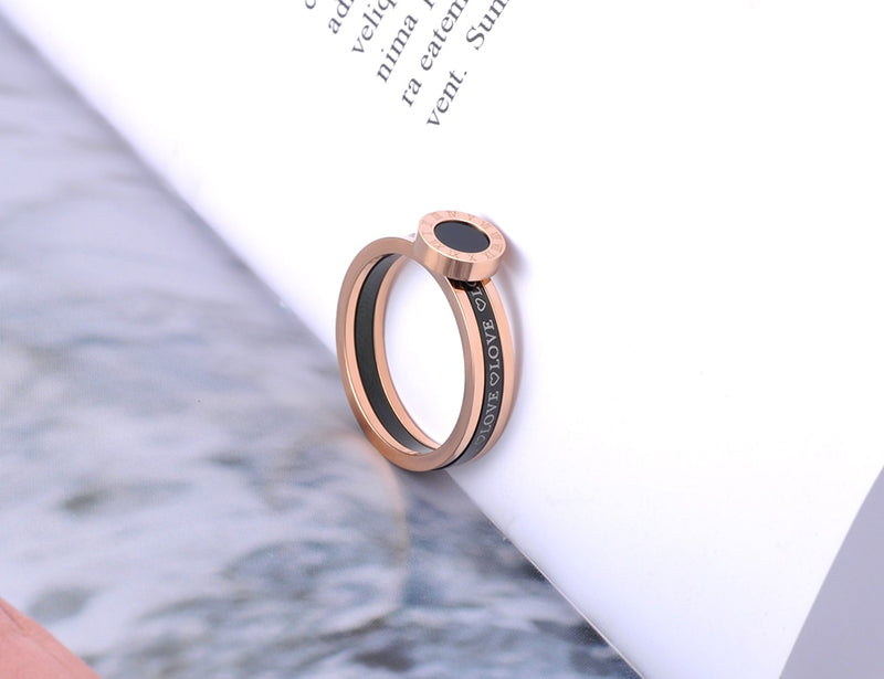 JeeMango acrílico negro amor números romanos anillos de boda para mujer oro rosa titanio acero inoxidable anillo joyería JR19060