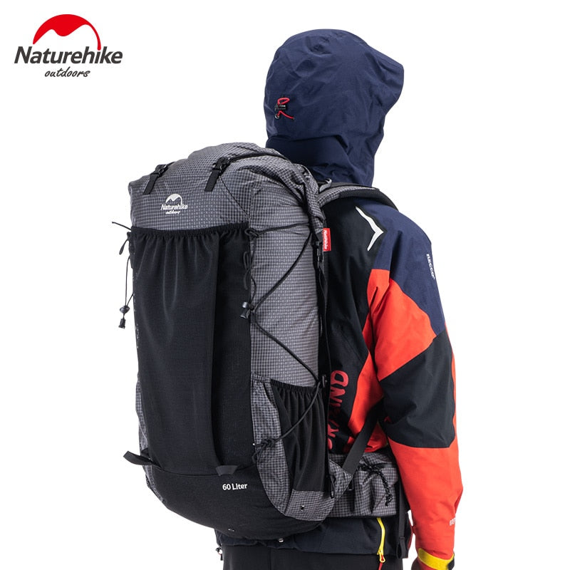 Naturehike Outdoor Bag 60L Mochila de escalada impermeable Bolsa de deporte de alta capacidad Hombres / Mujeres Mochila de viaje de senderismo ultraligera