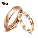 Vnox Trendy Bright 585 Rose Gold Tone Anillos de compromiso para parejas Acero inoxidable con CZ Stone Hombres Mujeres Alianzas de boda