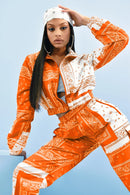 Zweiteiliges Set mit Bandana-Print, kausaler Paisley-Print, lange Ärmel, Reißverschlüsse, kurze Jacke, Oberteil, Jogger, Hose, Anzug, Outfit, Straße, Trainingsanzug