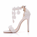 Crystal Queen, sandalias con correa en el tobillo para mujer, encaje blanco, flores, perla, borla, tacones altos de aguja, zapatos de boda nupciales delgados