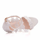 Crystal Queen, sandalias con correa en el tobillo para mujer, encaje blanco, flores, perla, borla, tacones altos de aguja, zapatos de boda nupciales delgados