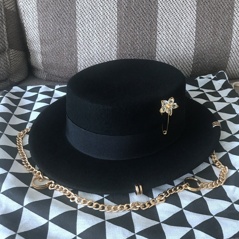 Gorra negra femenina sombrero de lana británico fiesta de moda sombrero de copa plana correa de cadena y alfiler fedoras para mujer para una sesión de estilo callejero