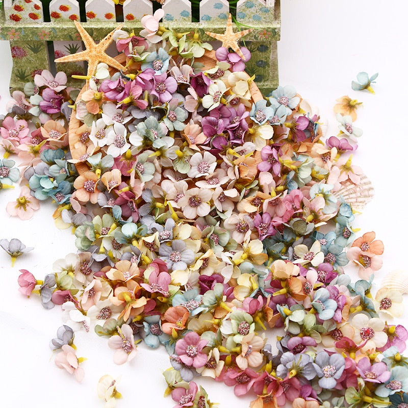 50/100 Uds cabeza de flor de Margarita Multicolor Mini flor Artificial de seda para boda fiesta de compromiso decoración del hogar DIY tocado de guirnalda