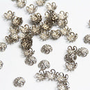 Perlenkappen 300 Teile/los Auswahl 4 Farben 5 Blatt hohle Blumen-Ende-Korn-Kappen 10 mm Schmuck-Entdeckungen, die DIY-Schmuckzubehör herstellen