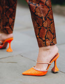 Europäische und amerikanische beliebte 2020 Sommer neue schillernde rosa Kristallpailletten Spool Heels spitze High Heels Damen Hausschuhe