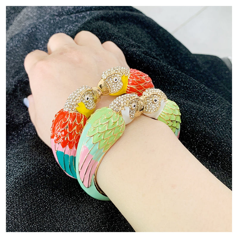 KAYMEN Heißer Verkauf Luxus Emaille Bunte Tier Papagei Manschette Armband Armreif 7 Farben für Frauen Mädchen Teenager Schöne Schmuck 3328