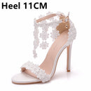 Crystal Queen, sandalias con correa en el tobillo para mujer, encaje blanco, flores, perla, borla, tacones altos de aguja, zapatos de boda nupciales delgados