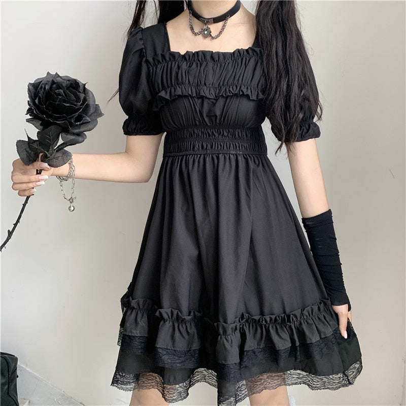 Japanische Harajuku Dark Style Sommer Neue Kleider Vintage Quadratischer Kragen Spitze Puffärmel Kleid Sweety Ruffles Hepburn Schwarzes Kleid