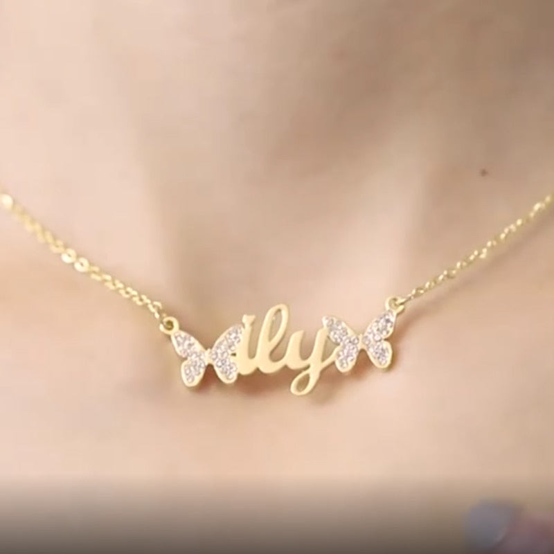 Personalisierte Schmetterlingshalsketten Benutzerdefinierter Name Bling Iced Out Anhänger Gold Edelstahlkette Kristall Namenskette für Frauen