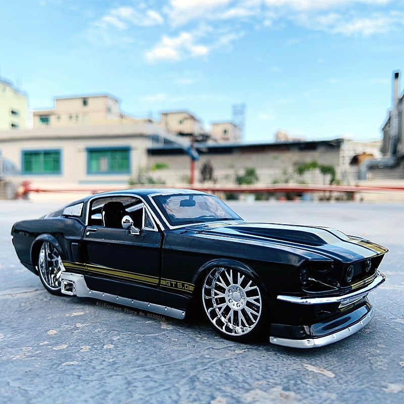 Maisto 1:24 Neuer heißer Verkauf 1967 Ford Mustang GT Simulation Legierung Automodell Handwerk Dekoration Sammlung Spielzeug Werkzeuge Geschenk