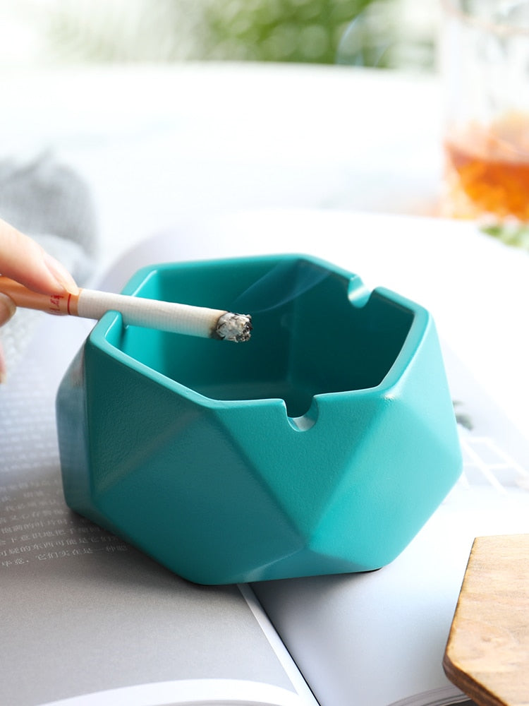 Resin Portable Ashtray with lid For Gift Home Office Hotel Outdoor Smokeless Ashtray Holder Home Decor