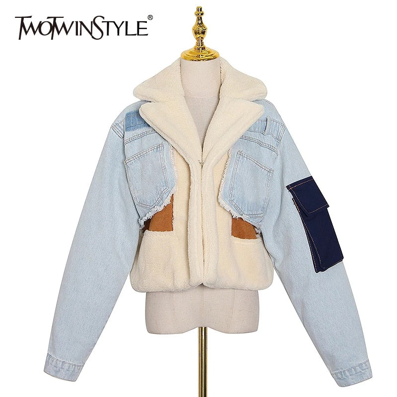 TWOTWINSTYLE Patchowrk Lammwolle Jeansjacke Für Frauen Revers Langarm Quaste Casual Mantel Weiblich 2022 Winter Mode Neu