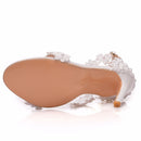 Crystal Queen, sandalias con correa en el tobillo para mujer, encaje blanco, flores, perla, borla, tacones altos de aguja, zapatos de boda nupciales delgados