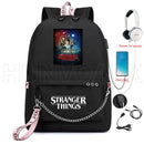 New Stranger Things Rucksack HELLFIRE Multifunktions-USB-Lade-Reise-Segeltuch-Studenten-Rucksack für Teenager Jungen Mädchen Schultasche