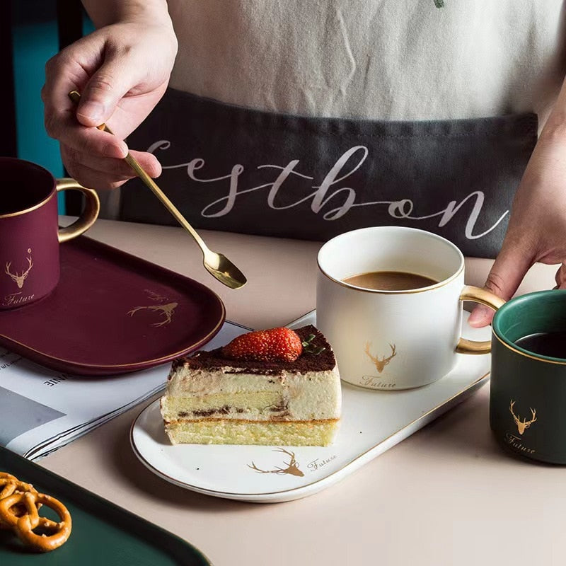 Lujosas tazas de café y platillos de cerámica con borde dorado europeo, juegos de cucharas con caja de regalo, té, leche de soja, tazas para el desayuno, plato de postre