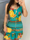 Vestido de volantes con estampado floral de mariposa en el fondo