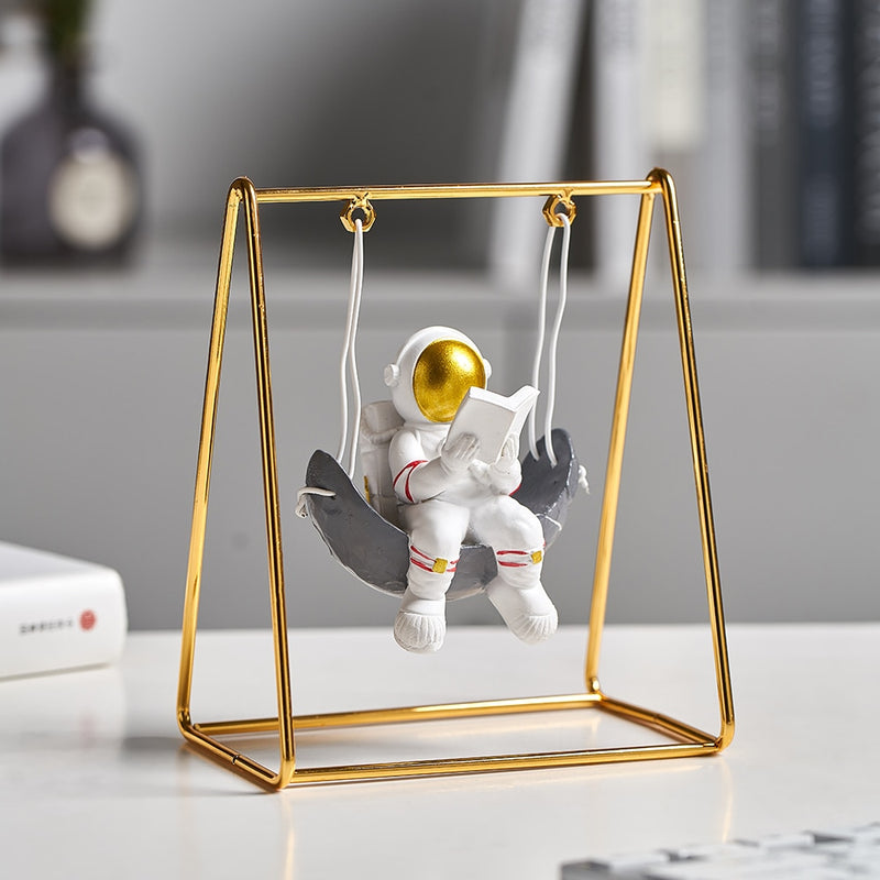 Figuritas de astronauta, decoración moderna para el hogar, figuras decorativas de astronauta, adornos de escritorio, estatuas de cosmonauta de plata de resina, regalo para hombre