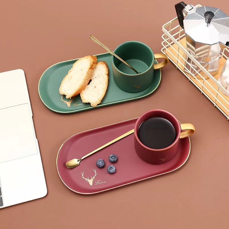 Lujosas tazas de café y platillos de cerámica con borde dorado europeo, juegos de cucharas con caja de regalo, té, leche de soja, tazas para el desayuno, plato de postre