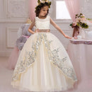 New 2020 Girls'Back Hollow Flower Dress Flower Boy High-End-Hochzeitskleid Elegantes Blumen-Spitzen-Bankettkleid für Mädchen