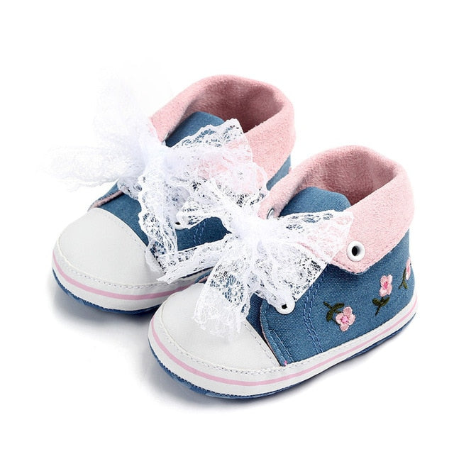Baby beschuht weiße Spitze-Blumengestickte weiche Schuhe Prewalker, die Kleinkind-Kind-Schuh-erster Wanderer gehen freies Verschiffen