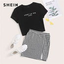 SHEIN Schwarz-weißes Slogan-Grafikoberteil und Gingham-Rock mit geteiltem Saum, 2-teiliges Set für Damen, Sommer, lässig, kariert, zweiteilig