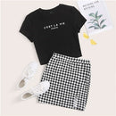 SHEIN Schwarz-weißes Slogan-Grafikoberteil und Gingham-Rock mit geteiltem Saum, 2-teiliges Set für Damen, Sommer, lässig, kariert, zweiteilig
