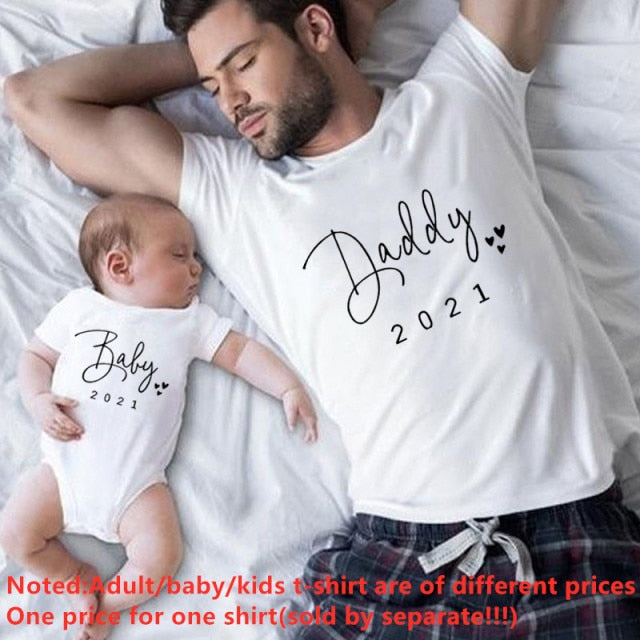Divertido bebé papá 2021 ropa a juego familiar Simple anuncio de embarazo camiseta de apariencia familiar bebé papá ropa a juego
