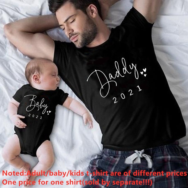 Divertido bebé papá 2021 ropa a juego familiar Simple anuncio de embarazo camiseta de apariencia familiar bebé papá ropa a juego