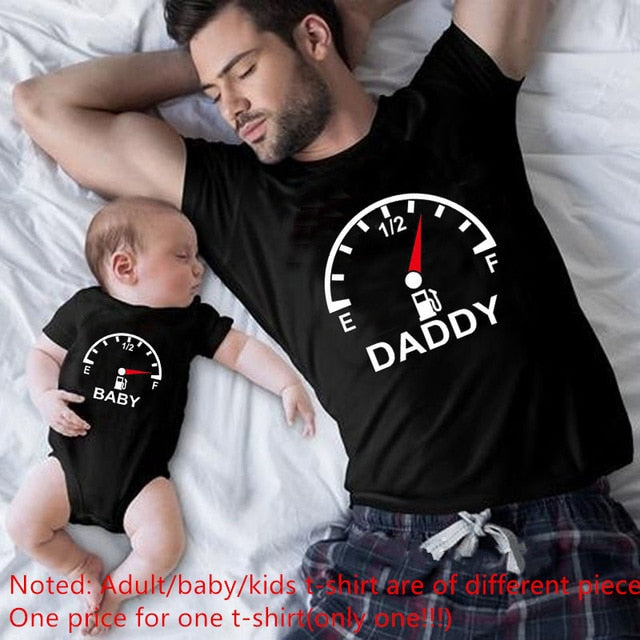 Divertido papá y bebé 2021 estampado familiar a juego Clithing algodón negro a juego familia Look trajes para papá hijo hija camiseta