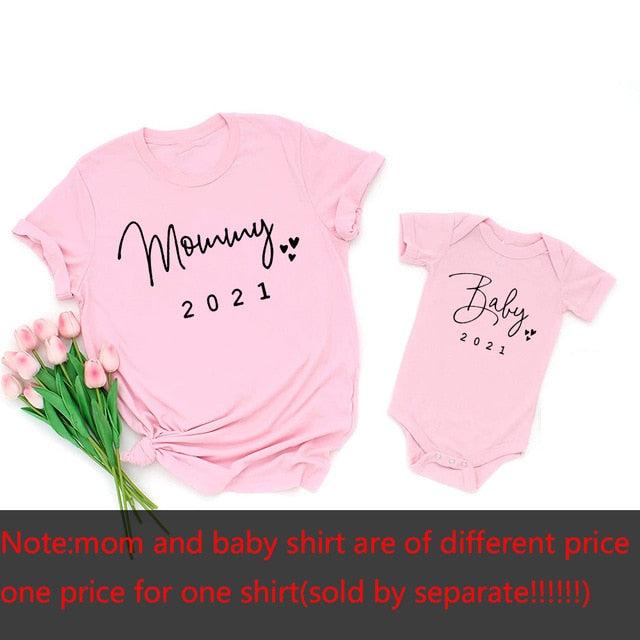 Lustiges Baby Mommy 2021 Familie Passende Kleidung Einfache Schwangerschaftsankündigung Familienlook T-Shirt Baby Mom Passende Kleidung