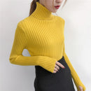 Neuer weißer Strickpullover mit hohem Kragen für den Herbst 2018