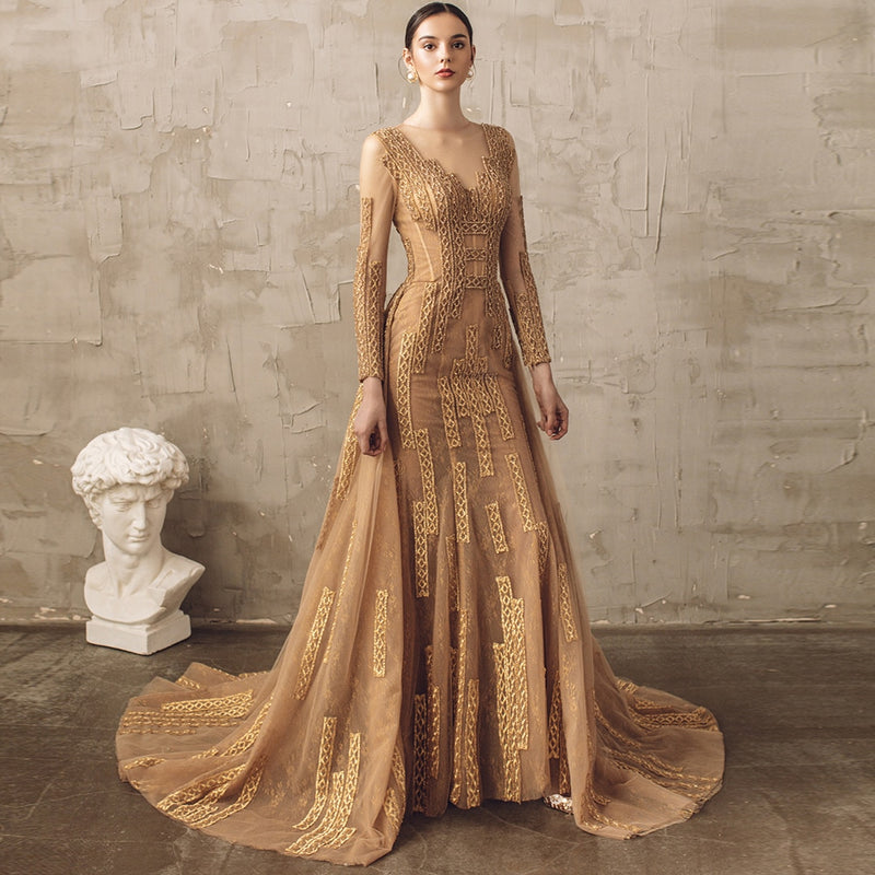 Goldenes, luxuriöses, perlenbesetztes Abendkleid mit separatem Zug, langen Ärmeln, eng anliegendem Kleid, Abschlussballkleid, Teilkleid