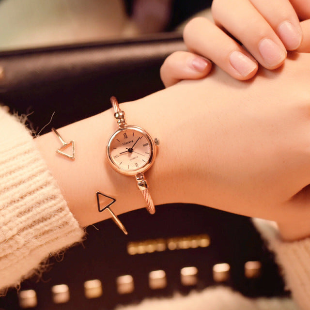 Luxus Mode Gold Armreif Frauen Uhren Edelstahl Retro Damen Quarz Armbanduhren Ulzzang Marke Kleine Uhr